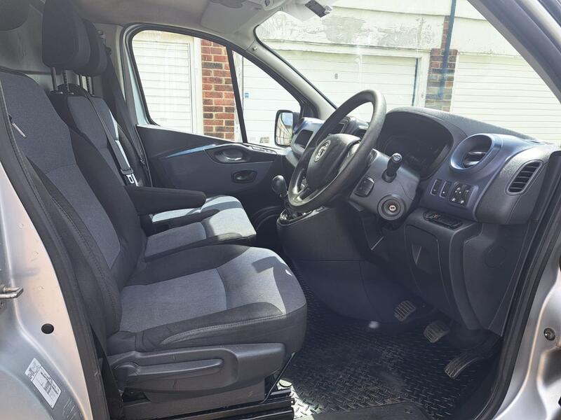 VAUXHALL VIVARO