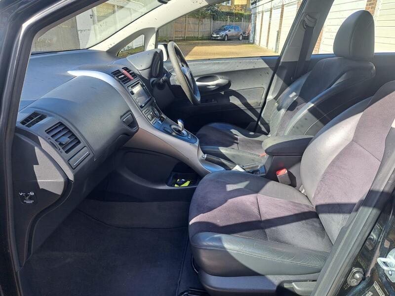 TOYOTA AURIS