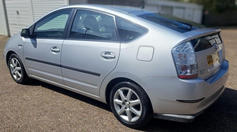 TOYOTA PRIUS
