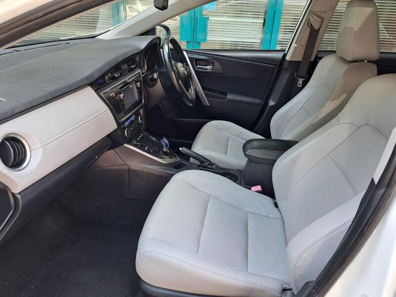 View TOYOTA AURIS 1.8 VVT-h Excel